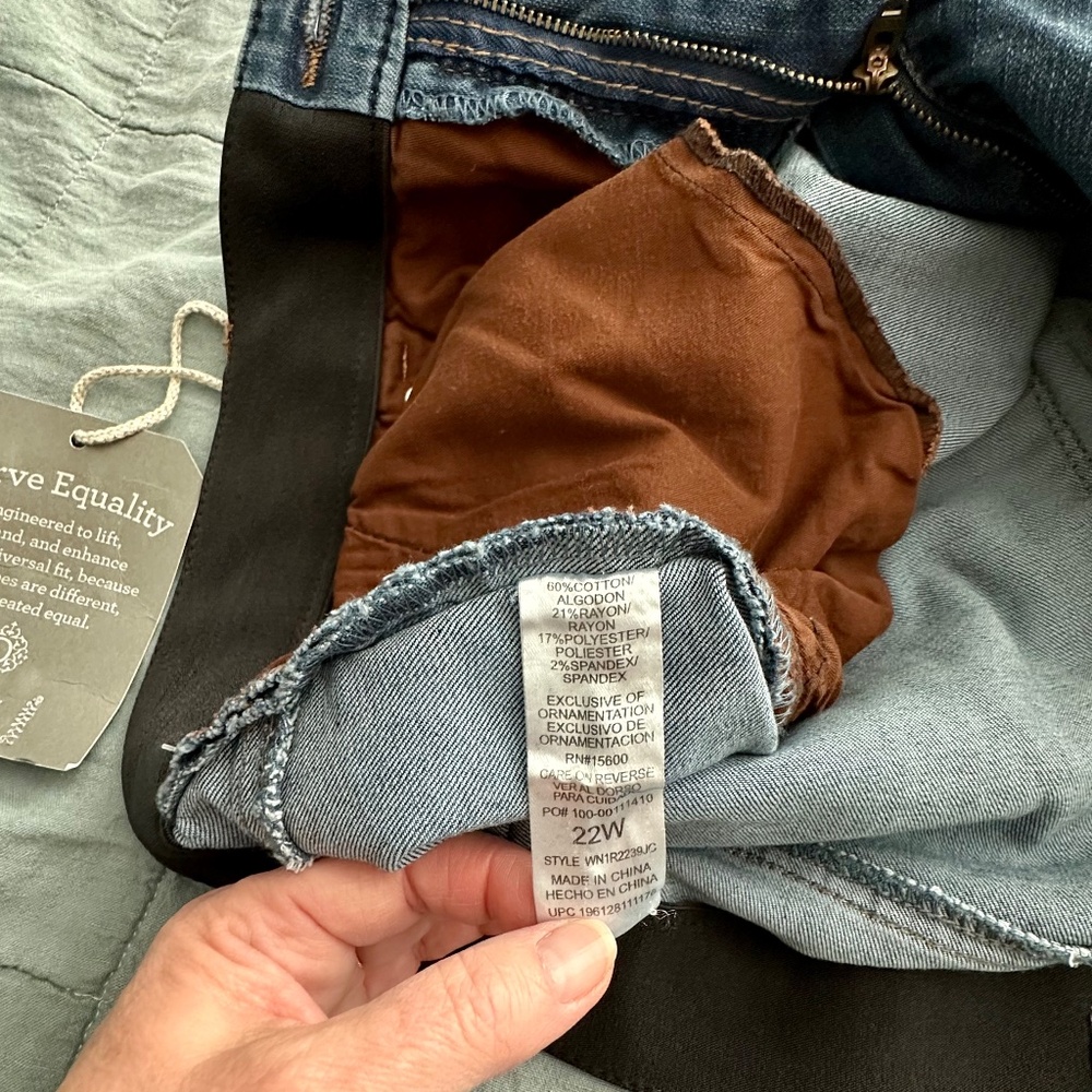 Democracy "Curve Equality" cropped denim jeans, Plus size 22W, NWT - Picture 8 of 8